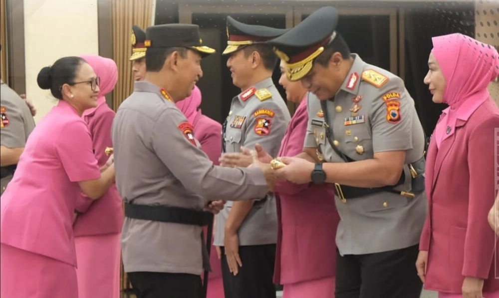 Kapolri Jenderal Listyo Sigit Prabowo menyalami Irjen Djuhandhani Rahardjo Puro yang telah resmi dilantik sebagai Kapolda Sulawesi Selatan, Rabu (29/10/2025). [Instagram @polda_sulsel]